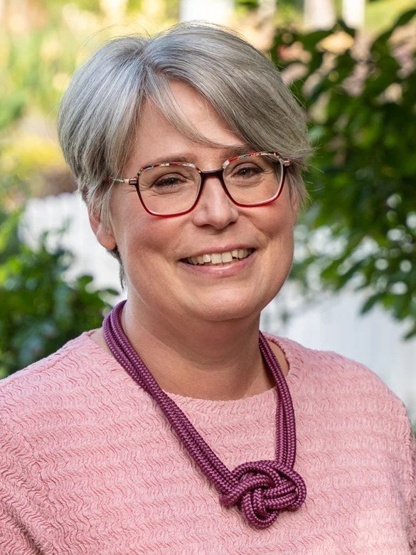 Mia Luise Hofmann, diplomierte freie Rednerin, lächelnd im Garten