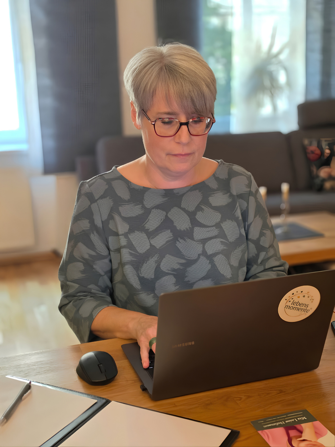 Mia Luise Hofmann sitzt konzentriert am Laptop
